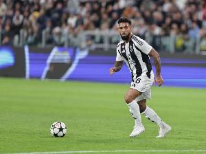 不忘本！道格拉斯-路易斯为巴西老家的贫民窟赠送700份圣诞礼物