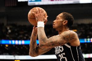 挺身而出！PJ-华盛顿首节8中6爆砍19分 仅比国王全队少4分