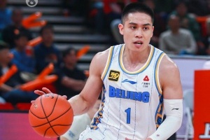 许利民：陈盈骏脚有些肿&已经拍了片 目前看问题不大&需要休养