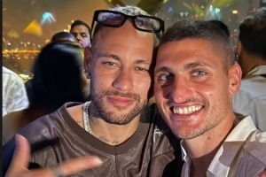 内马尔社媒晒与维拉蒂合照：伊涅斯塔之后最好的中场球员