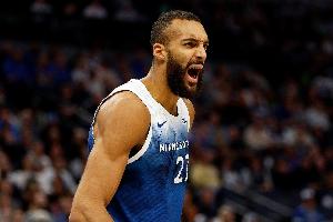 戈贝尔：球队进攻像机器里加了油一样 我们正变得越来越好