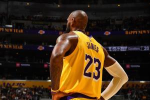 第四节9分无力回天！詹姆斯40岁后首战取下23分4板7助1帽