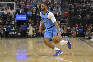 攻坚利器！诺曼-鲍威尔半场12中6砍最高17分 次节独得15分