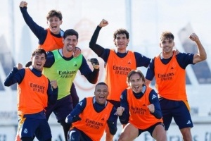 姆巴佩晒皇马赢球小分队合影：新年的第一次训练