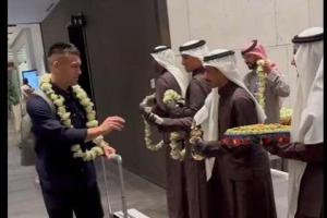 国米全队抵达利雅得备战意超杯，沙特代表迎接并为球员送上花环