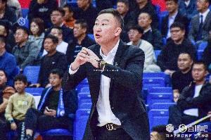 这是练球员调整力？青岛本场比赛没喊过1个暂停 球队赢了18分