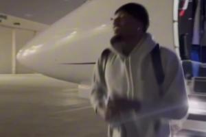 连夜打飞的✈️！芬尼-史密斯&米尔顿深夜抵LA：湖人秀 我们冲！