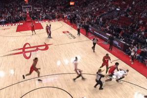 无辜小伙？网友：格林第一时间去拉架+被罗齐尔撞开 却被驱逐