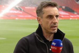 内维尔：德布劳内太容易摔倒了，他摔倒的方式很尴尬