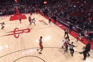 谁扔的冲突爆发时有球迷向人群扔东西 砸到替补席的椅子