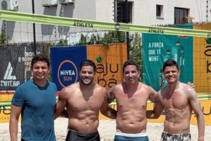 艾克森与胡尔克相约沙滩足球场：今天是真正的足球比赛