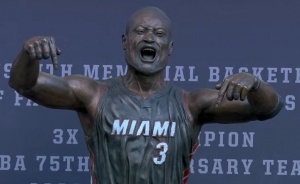 韦大爷哭死！昨天老鹰主场用韦德的雕像图干扰热火球员罚球