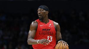 效率不高！阿德巴约12投仅4中拿到12分10板 有5次犯规