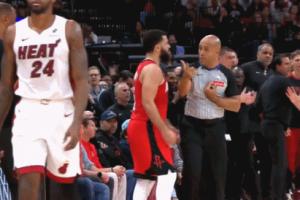 范弗里特冲撞裁判细节：走上前撞马克-戴维斯 后者立即一个T送上~