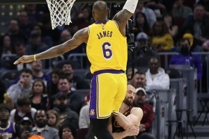 乐福晒自己被詹姆斯隔扣的视频：我兄弟勒布朗今天40岁啦