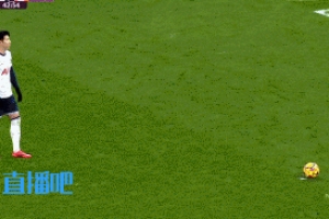 太熟了黄喜灿“仙人指路”提醒门将向右扑点，随后孙兴慜罚失