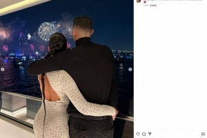 乔治娜与C罗在迪拜跨年：祝大家2025年充满光明、爱和健康❤️