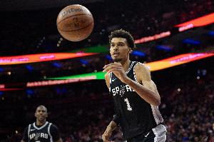 无所不能！文班出战不到26分钟 18中10得到27分9板5助1断3帽