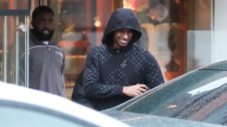 邪魅一笑太阳报：曼联输球后拉什福德满脸笑容在高档餐厅聚餐