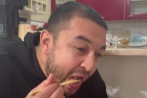 去旅游的？西热力江在塞尔维亚吃上牛肉刀削面 还有刚出炉的列巴~