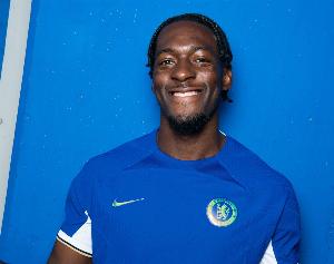 BBC：迪萨西踢右后卫给切尔西防守带来问题，也阻碍阿奇姆彭发展