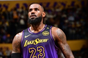 詹姆斯常规赛单场纪录一览：得分61篮板20助攻19罚球28三分9