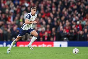 记者：皇马在关注范德文，但热刺不准备在冬窗出售他