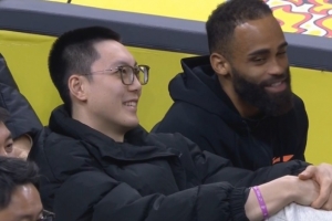 希望你早日回归赛场！胡明轩场边观战&呲牙笑得很开心~