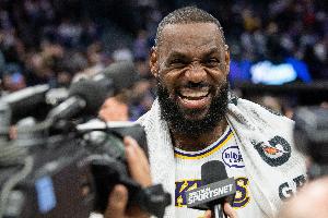 转眼已是40岁老将！四个字形容你心目中的勒布朗-詹姆斯