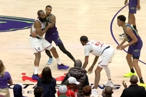 快船VS鹈鹕裁判报告：吹穆雷环抱哈登为犯规正确 最后2分钟无误判