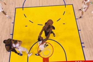 挑战成功！慢放显示莫布里打到手臂了 但裁判认定“合理对抗”