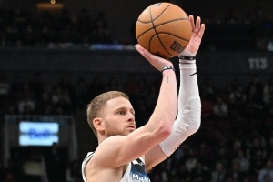 沃克：我们清楚迪文的投篮能力 他找回状态只是时间问题