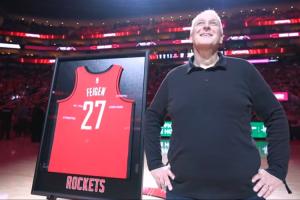 火箭再为队记费根送退役礼物 一件纪念他从业27年的27号球衣