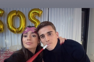 加维社媒晒照与女友跨年：新年快乐！