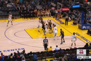 转折点？裁判疑似误判 科尔不挑战！米切尔开启三分一波流！