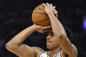 4年3200万也不贵呐克里斯蒂近3场场均16.3分 三分命中率41.7%