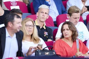 目前仍未注册！世体：英超德甲多队关注奥尔莫，但他不想离开巴萨