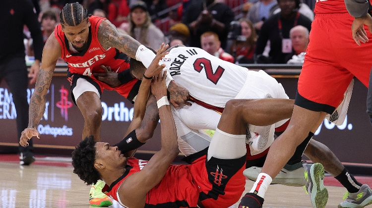 冲突爆发后 罗齐尔猛虎一般跃进场内 一人扑倒阿门和格林