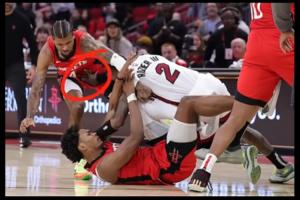 罗齐尔扑倒阿门 右掌还不忘抓“小杰伦-格林”将其推开