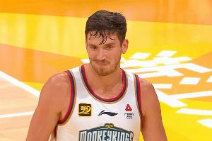 炸裂输出！首节末到次节中段同曦一度轰23-0 第二节净胜上海14分