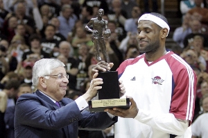 【图集】回顾老詹生涯荣誉时刻：4冠+4FMVP+4MVP+3AMVP+3奥运金牌