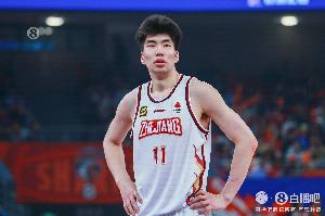 愿早日康复！浙江官方：余嘉豪小腿外侧两处拉伤 预计伤停两周