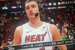 约维奇力挺希罗：冷酷的白人小子砍下27分 他就是今晚最佳球员