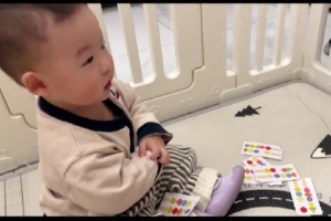 真好！吴前妻子分享一家人在家玩掼蛋：年糕的模仿能力有点太强