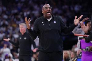 名记：解雇迈克-布朗前 国王曾尝试引进拉文&莺歌&小火车&库兹马