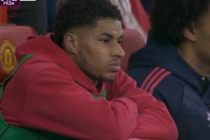 落寞重回大名单枯坐冷板凳，拉什福德在替补席面无表情