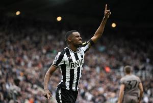 状态火热！伊萨克11月以来在10场英超已经打进10球