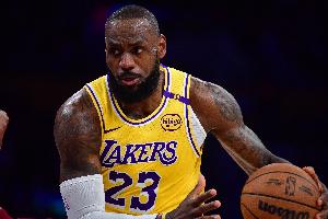 众球星40岁后首战数据：老詹23+7 乔丹35%命中率 卡尔-马龙准三双