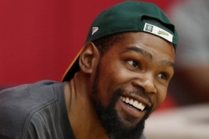 杜兰特晒照回忆2024气质依旧拉满&没有文案 腹肌照成亮点