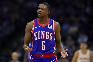 高效全面！福克斯23中13砍全场最高33分外加6板6助 正负值+17